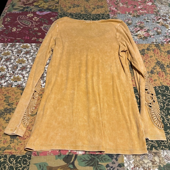 Torrid ribbed tee with crotchet sleeve detail. Size 1 - Picture 6 of 7